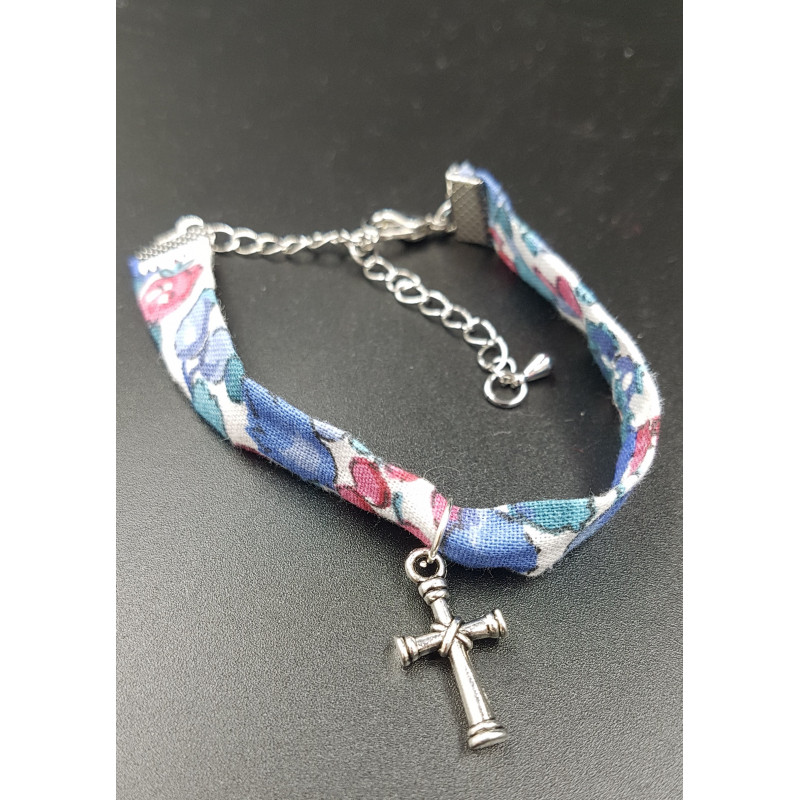 Bracelet fleuri avec croix