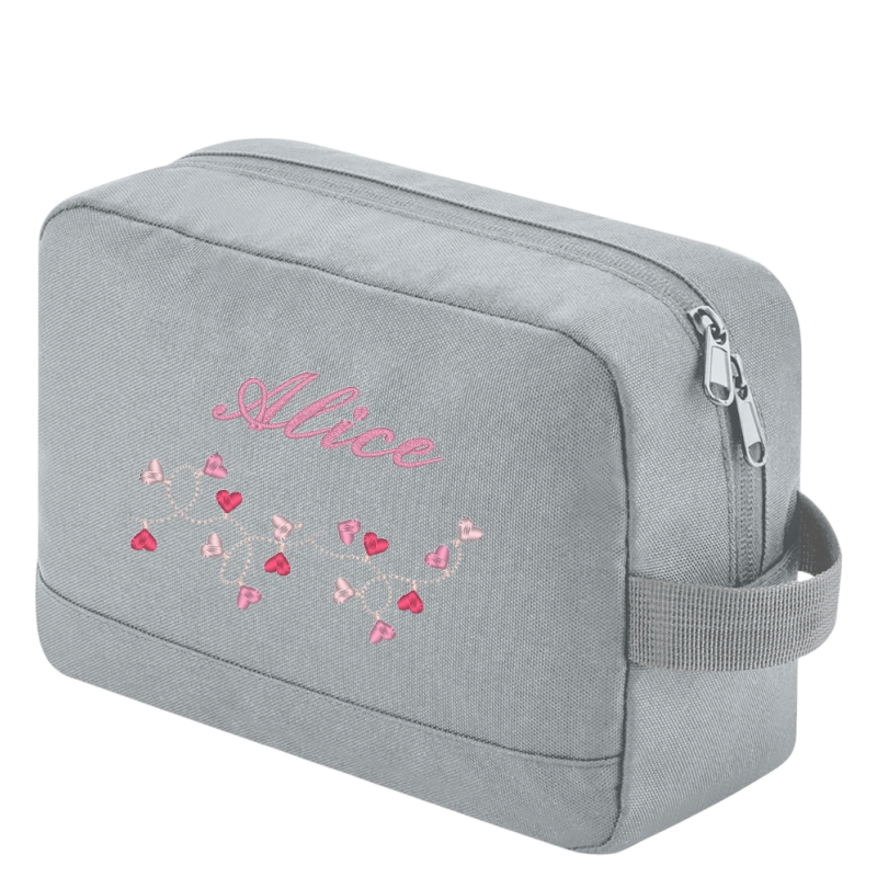 Trousse de toilette brodée dans notre atelier en region parisienne Trousse de toilette brodée dans notre atelier en region parisienne